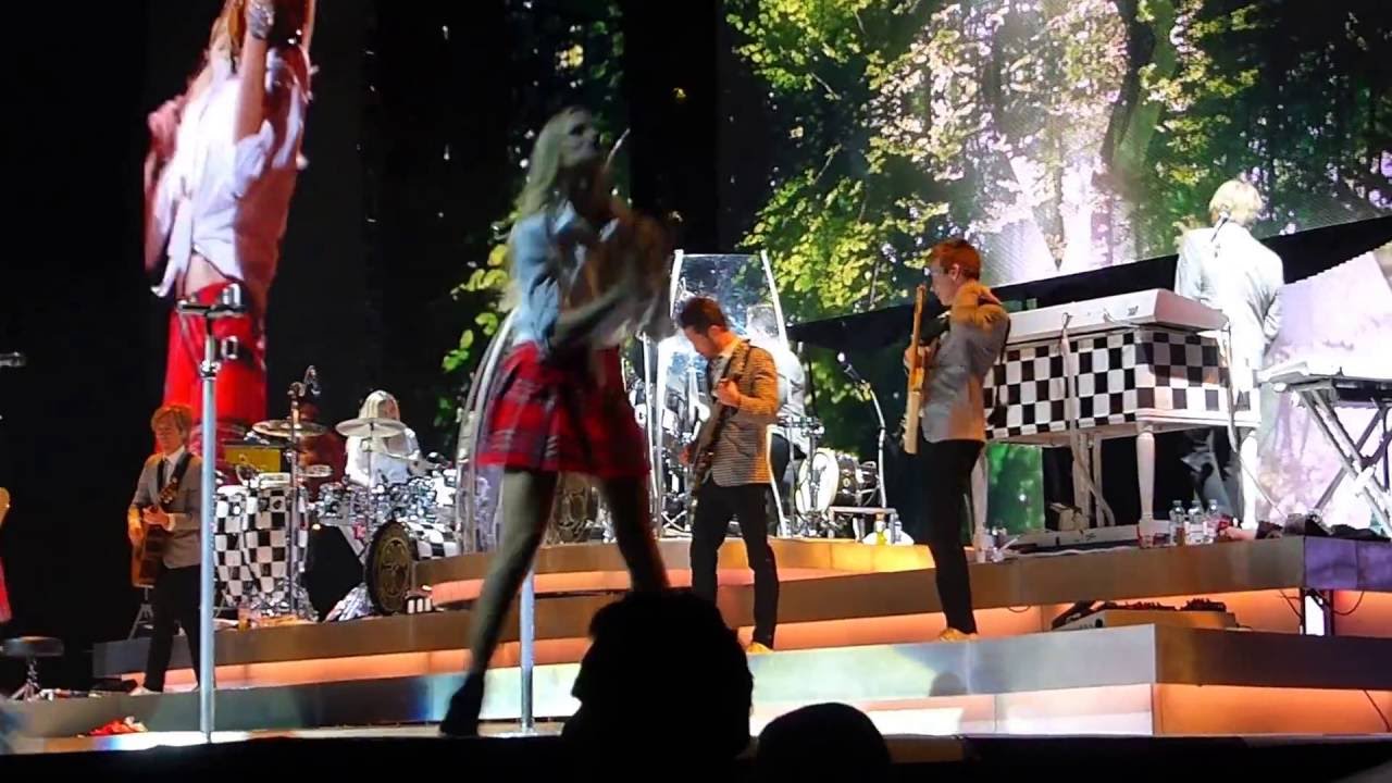 Sir Rod Stewart in Vienna 09.11.2016 - Drums solo and Forever Young