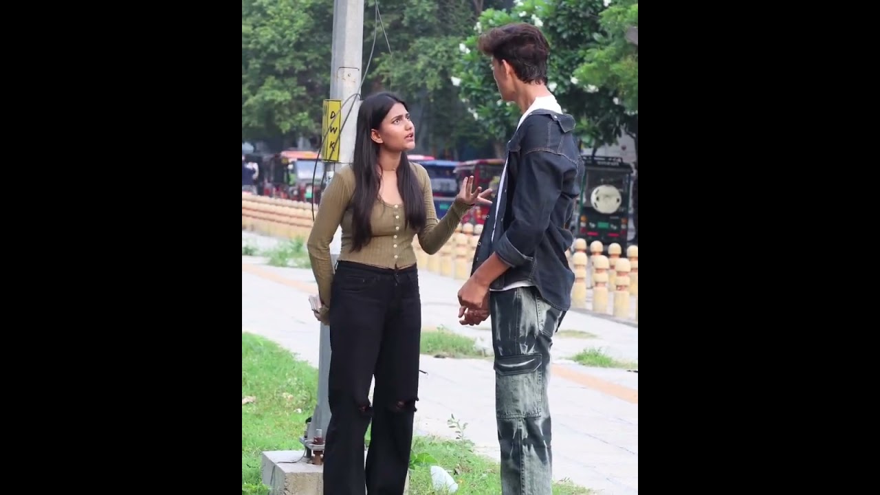 हेलो प्लीज़ मेरे पैसे 2 मिनट के लिए रख लो मेरे पीछे लोग लगे हुए हैं🙏💰💸# Prank😂😜