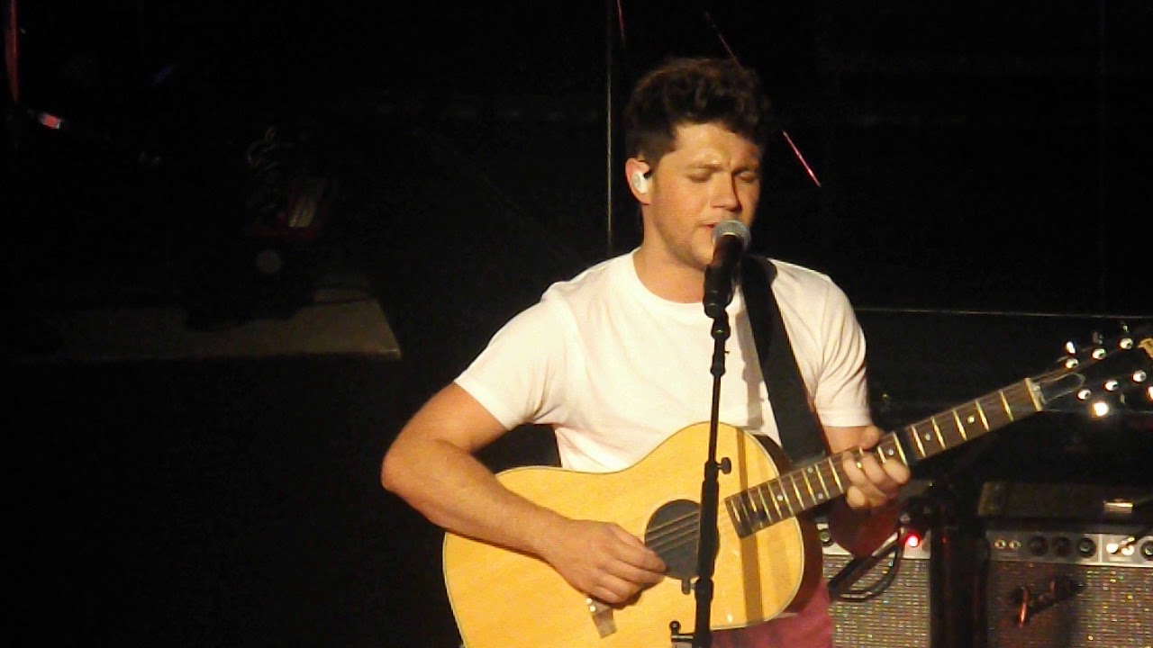 Niall singing Fool's Gold at the Olympia