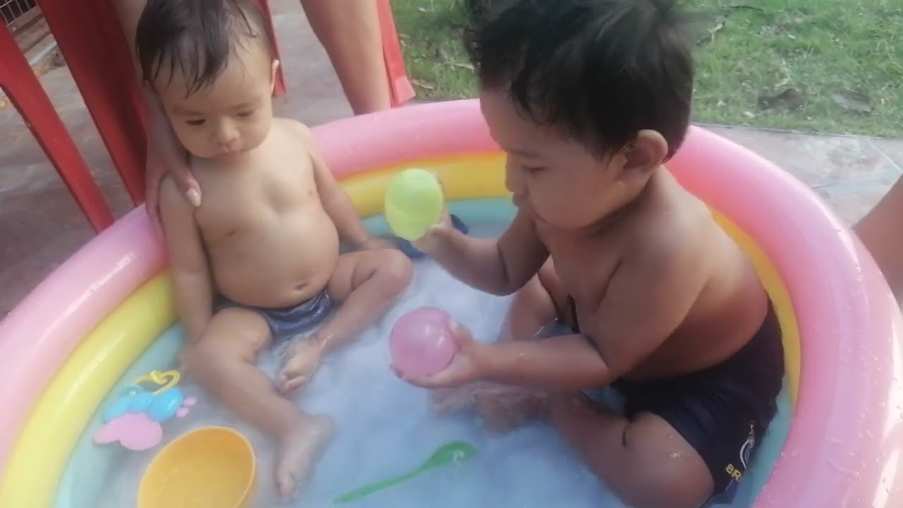 Jugando en su piscina con luquis💗