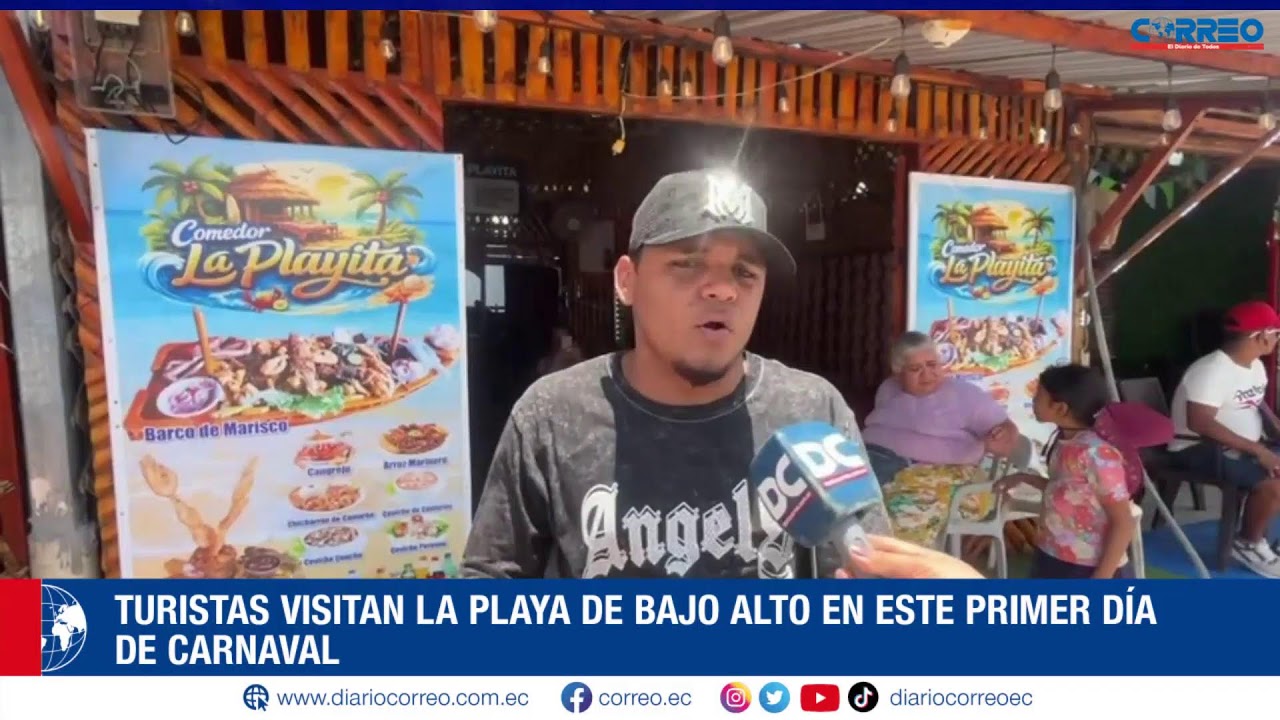 Turistas visitan la playa de Bajo Alto en este primer día de Carnaval