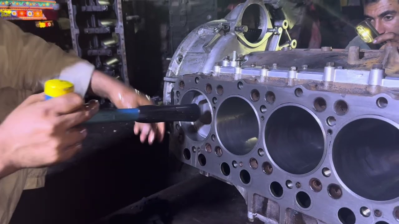 Six-cylinder UD Nissan diesel engine complete overhaul