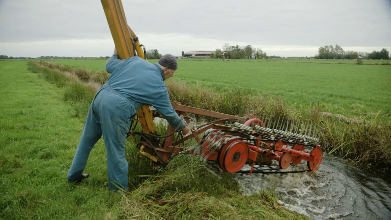 Ecologisch slootschonen door Loonbedrijf A.A.M. van Leeuwen
