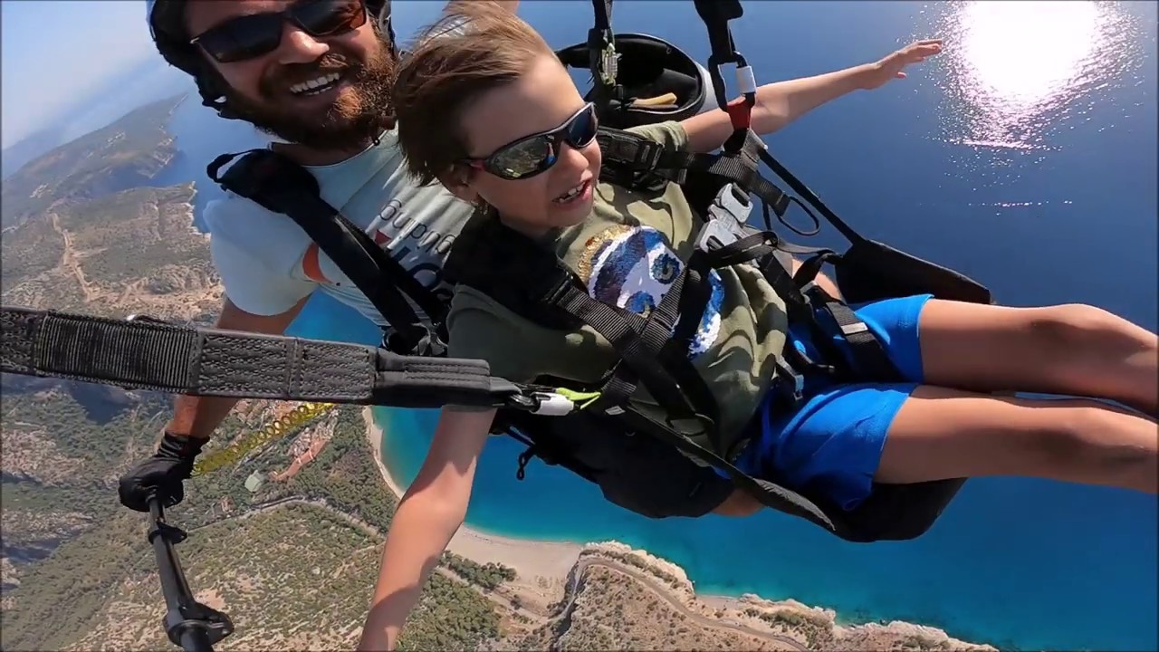 Fethiye Ölüdeniz'de Yamaç paraşütü yapan 8 yaşındaki çocuk.