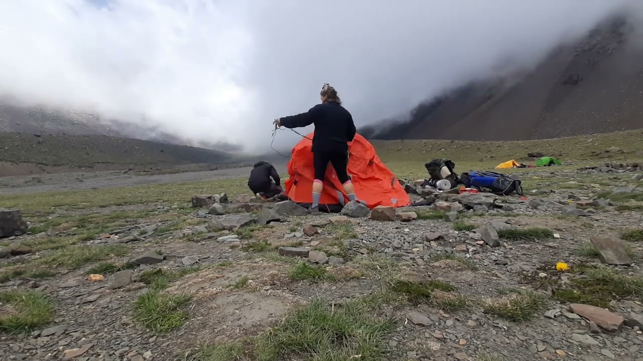 Armado de carpa en la MONTA&Ntilde;A, campamento VEGUITAS SUPEROR 3460 M.S.N.M, MENDOZA ARGENTINA.