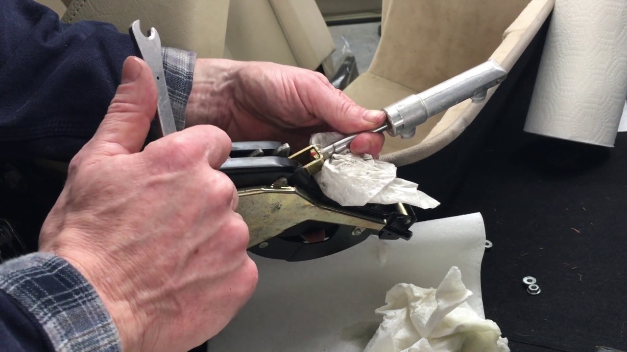 Mercedes R129 SL-Class - Chapter 4 - Replacing the Rear Lock and Tonneau Cover Lift Cylinders