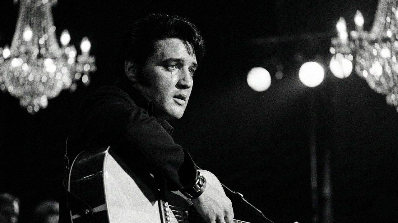 Elvis STOPPED entire concert for a split-second choice — what happened next left 18,500 in TEARS