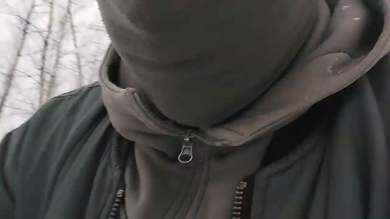 Срезаем жерди в один рез ножом, батонинг ножом