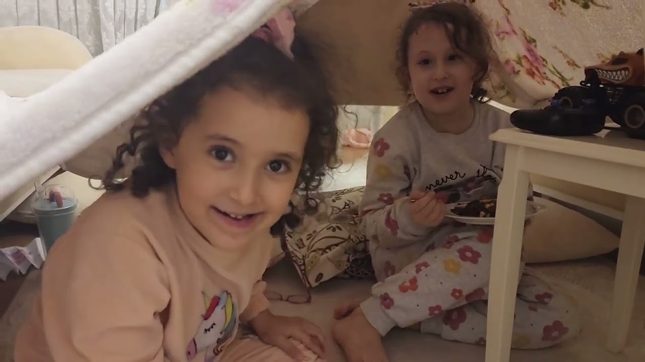 BAHAR VE BANU ALYA SALONDA YASTIKLARDAN EV YAPMIŞLAR !!