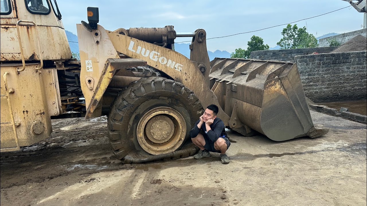 I single-handedly changed two tires on a giant excavator; that's Giang's daily job.