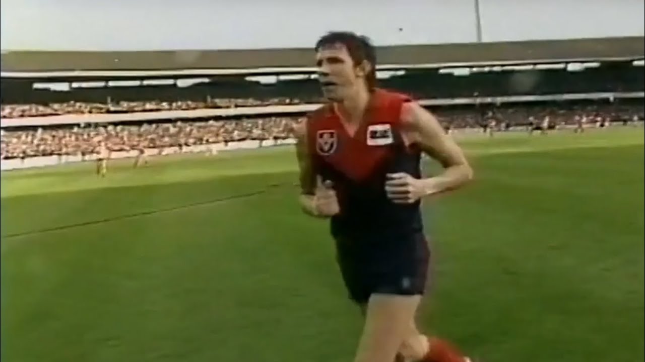 Melbourne Captain Robert Flower leaves the MCG for the final time as a player - 1987 Semi Final