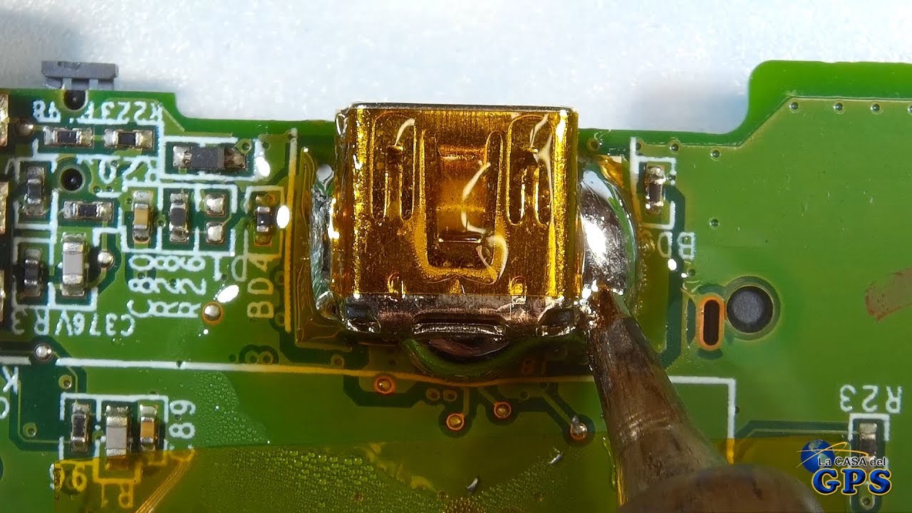 Cómo cambiar el conector mini USB de un GPS TomTom GO 530 con estaño de baja temperatura