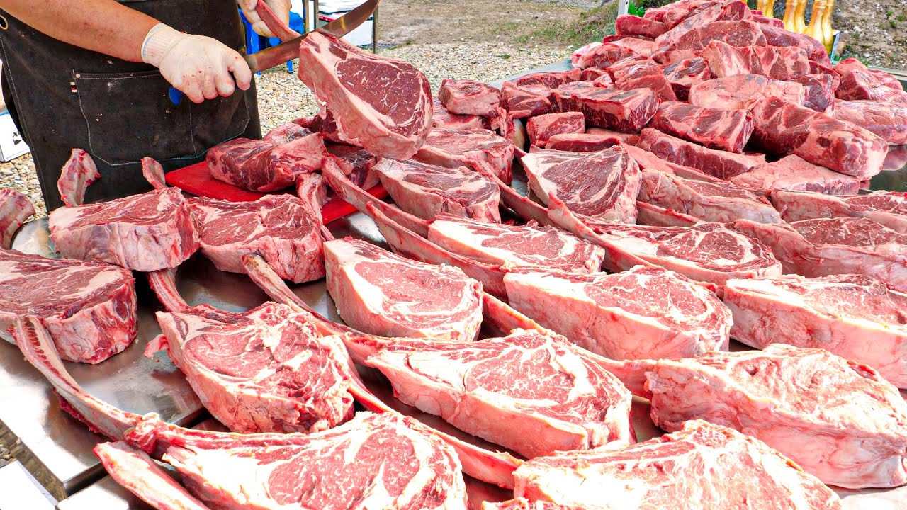 Steak Master !! Процесс приготовления на гриле очень большого стейка томагавка, сделанного в горах