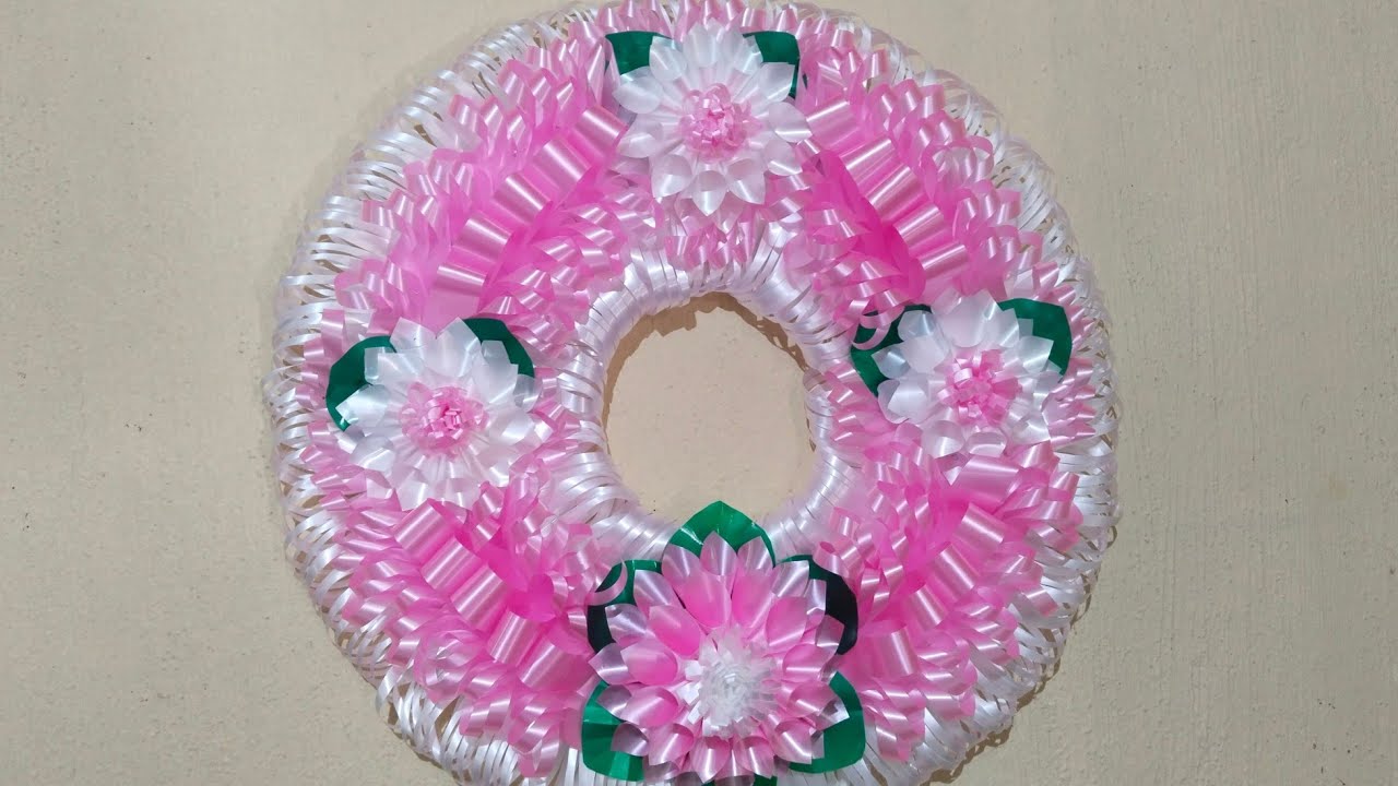 Corona con base de cartón y flor dalia de cono en listón celoseda para día de muertos 