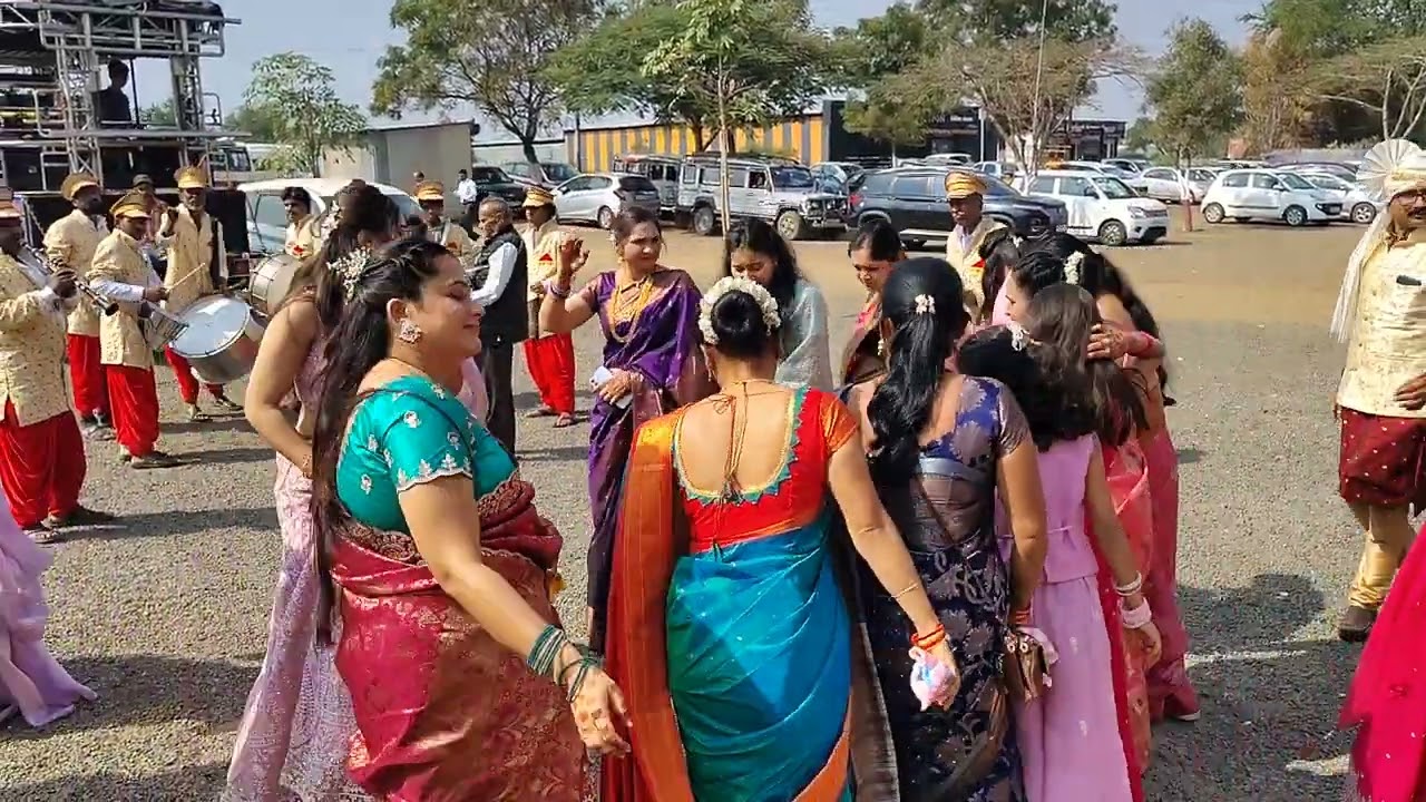 लग्नाची वरात | खान्देशी लग्नातील मज्जा | Wedding Dance | Khandeshi Song | Khandeshi Music #dj #viral