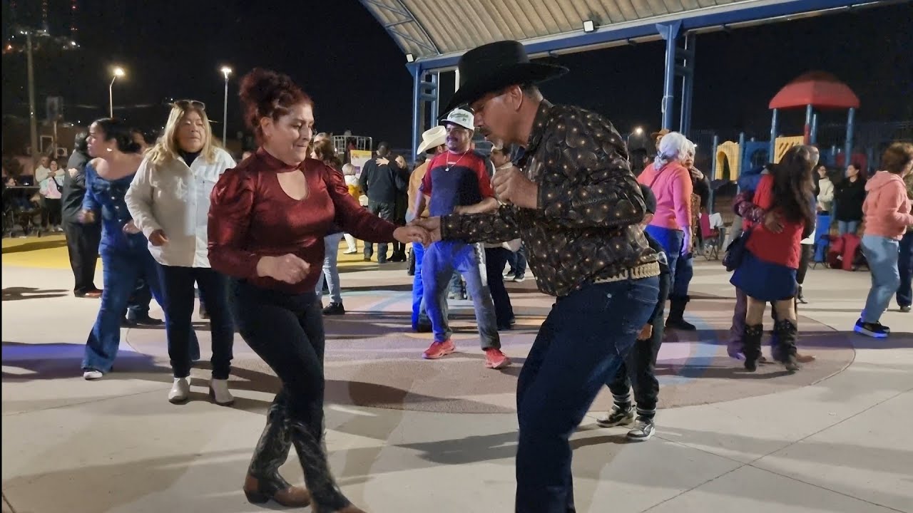 Los Maniceros bailando las de Rigo con Grupo Dos-Tres 