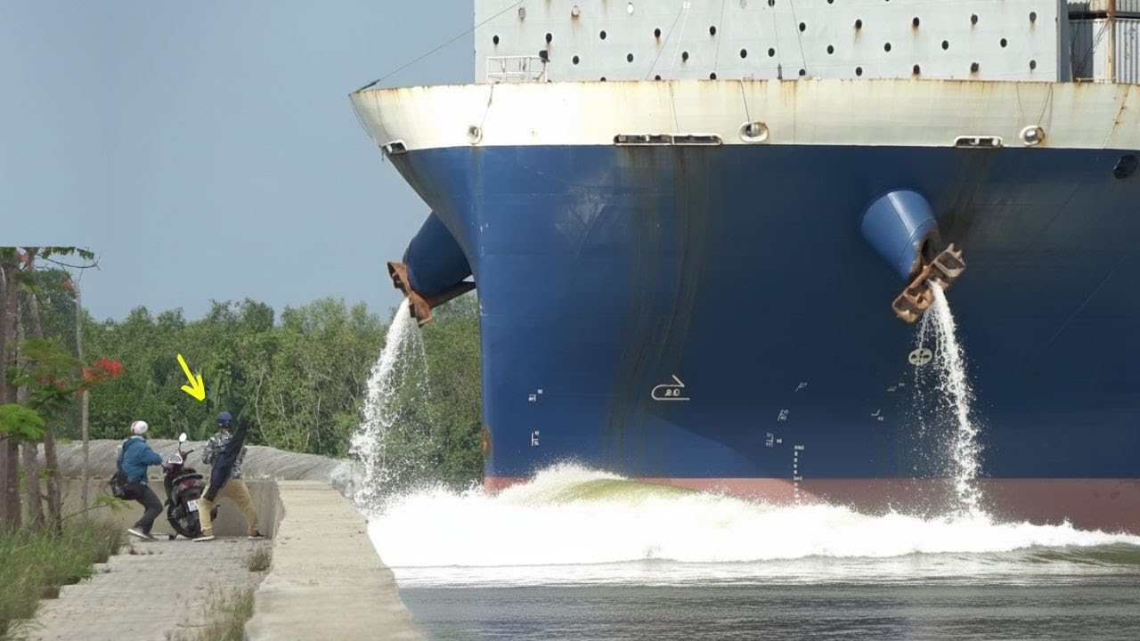 Never Underestimate This Spot &mdash; Huge Waves Hit When Container Ships Pass By