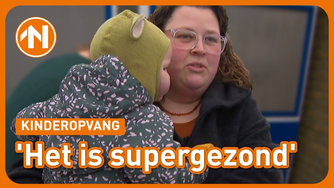 Kinderen slapen dik ingepakt in de buitenlucht