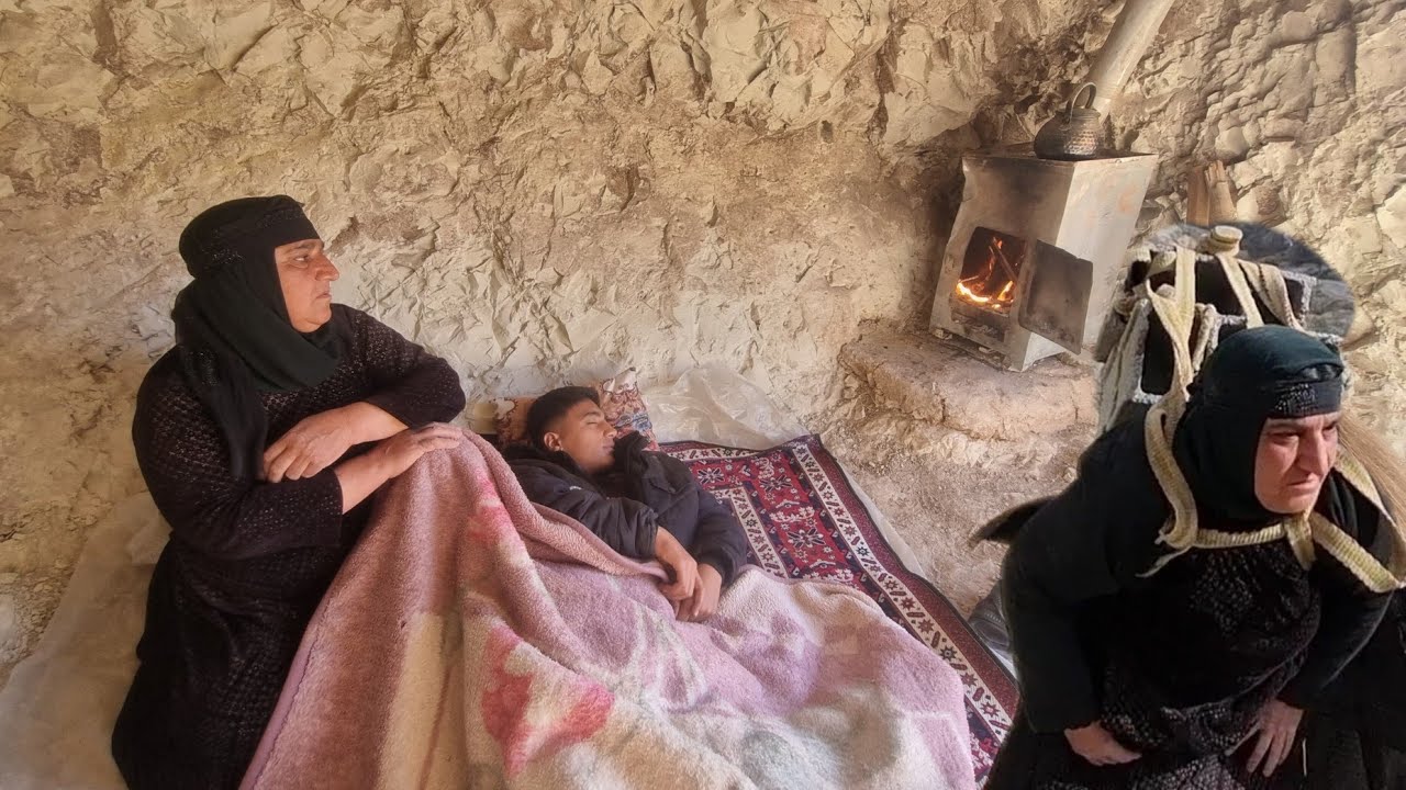 The difficult life of a cavewoman with her son 🏞️