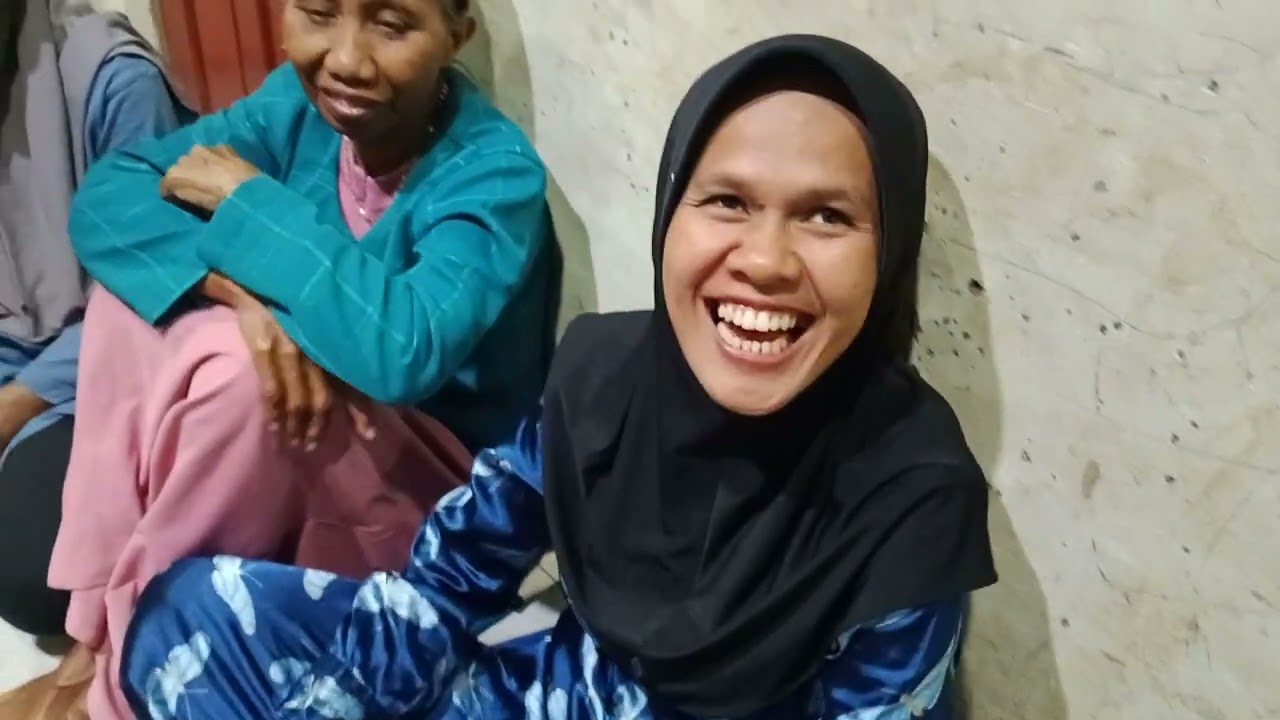 Menerima tamu di hajatan keluarga acra khitanan