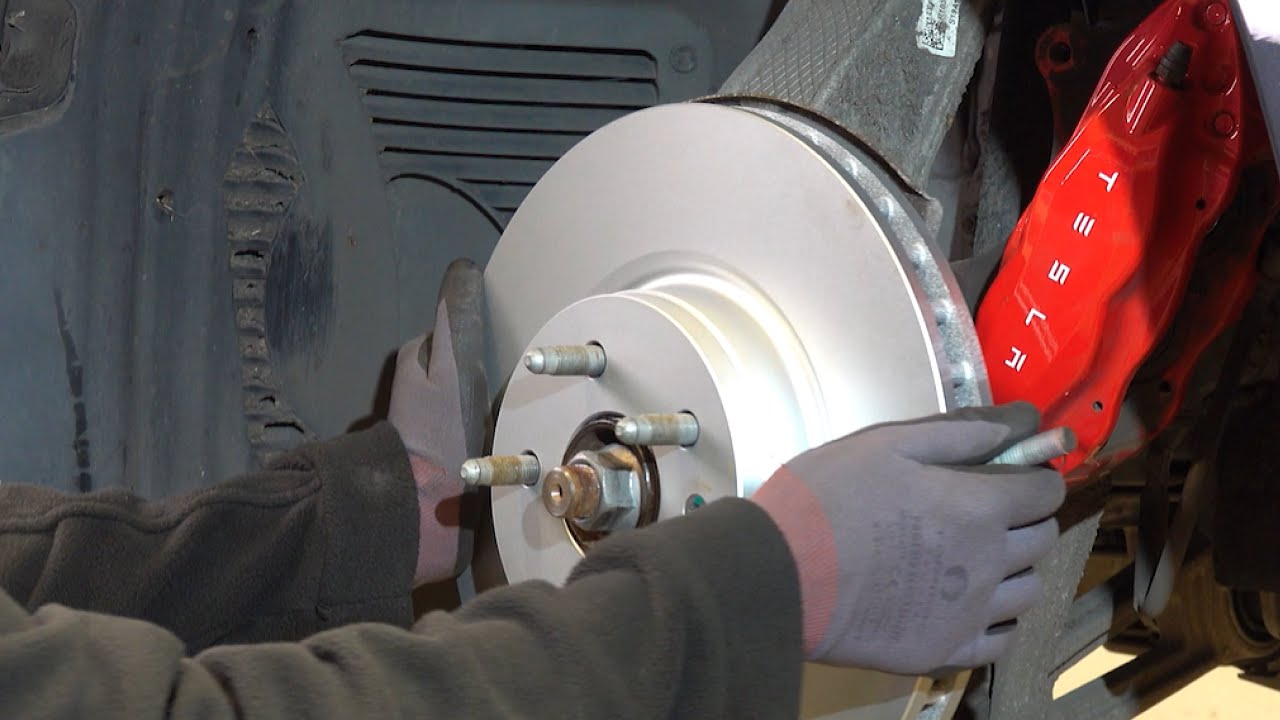 [EN] How to replace the brake discs and pads on a Tesla Model S | Masters of Motion