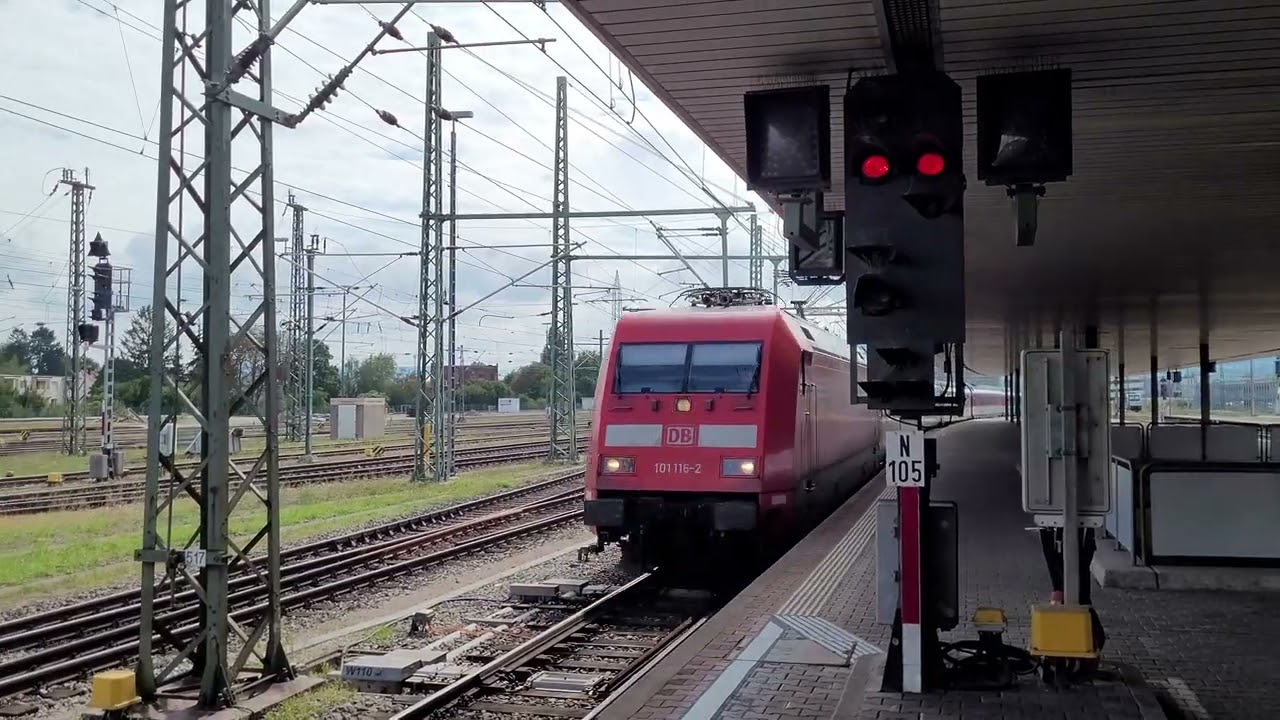 Einfahrt des EuroCity 8 am 27.08.2022 in Basel Badischer Bahnhof