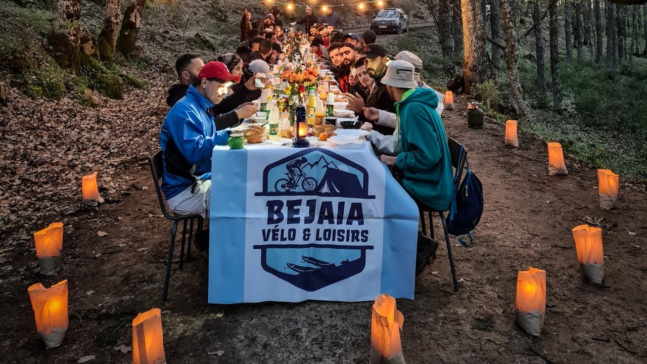 notre magnifique dîner qui est déroulé sur les allées du lac noir إفطار جماعي في غابة بحيرة السوداء