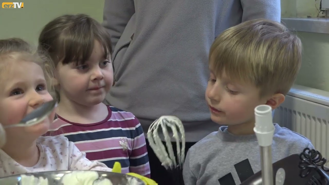Kinder kochen mit Senioren