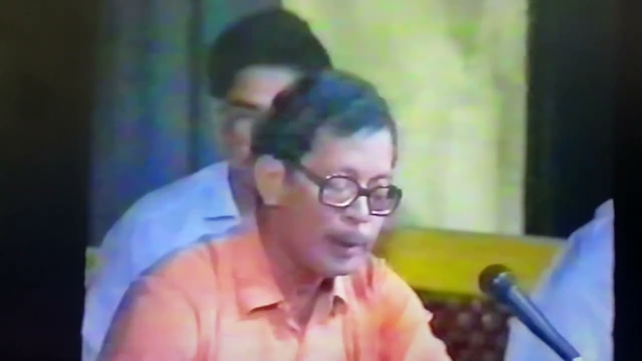 Birsera feri malai nahera - Narayan Gopal explaining about the song and singing live on stage.