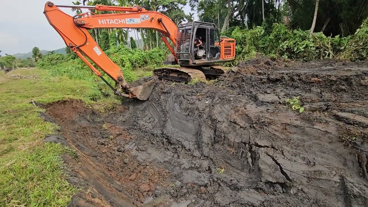 Excavator Hitachi Zaxis 210 Loading