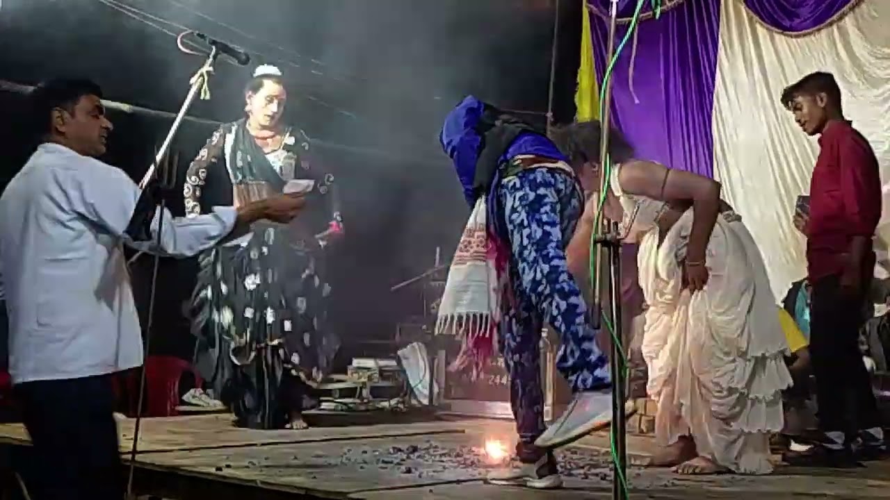 आग पर डांस करते हुए दो कलाकारो का जवाबी मुकाबला चिरौंजी का पुरवा कि नौटंकी जगत पुर रायबरेली 
