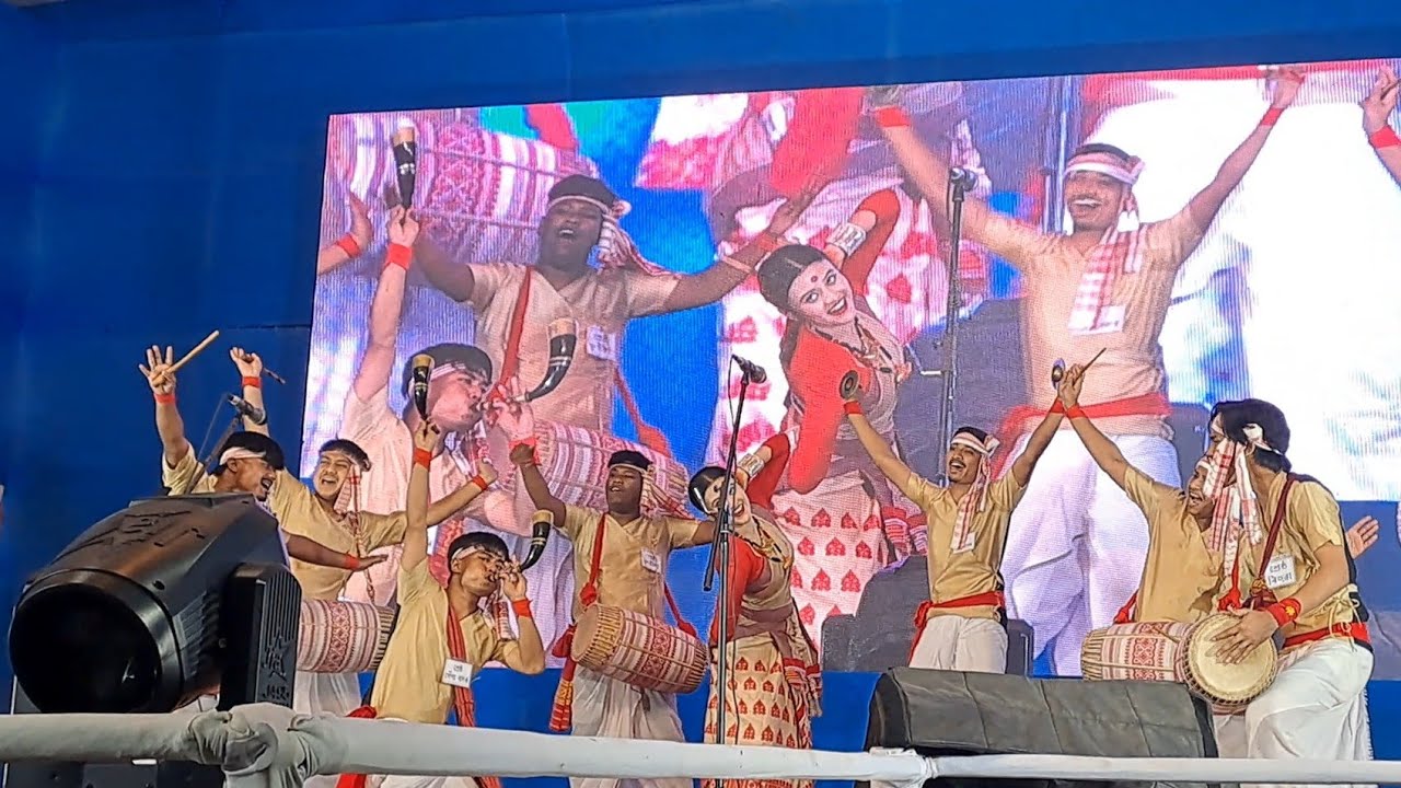 দিনাশ্ৰী দত্ত ডিব্ৰুগড়ৰ বৰলুইত বিহুদলৰ নাচনী নগাঁও ভোগালী বিহু উৎসৱত অসম কুঁৱৰীৰ প্ৰতিযোগি।