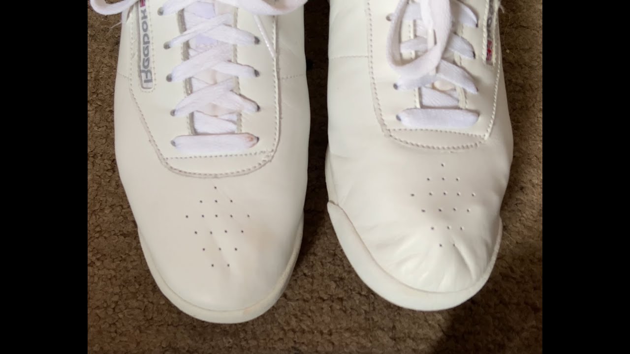 Toe flexing in Reebok classic sneakers sockless