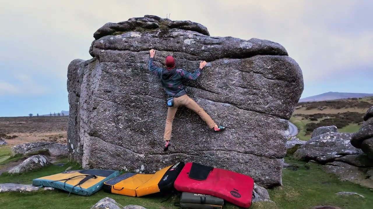 6b Traverse (f6C) - Bonehill Rocks, Dartmoor Bouldering