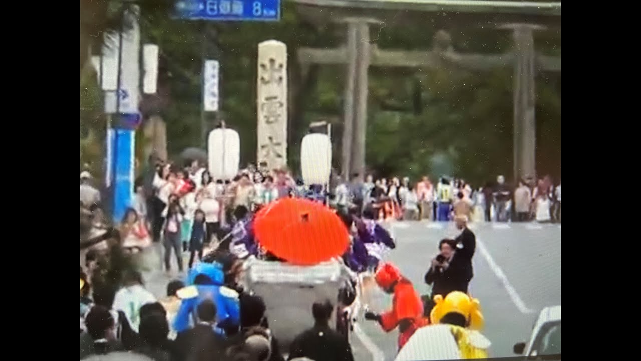 出雲大社神門通り　花嫁道中 2012年の遷宮の日　坂根屋5代目が出雲大社で結婚式を挙げるにあたり、花嫁道中を行いました。花嫁道中をする人もそれを見た人も幸せになれる花嫁道中。出雲大社結婚式にどうぞ