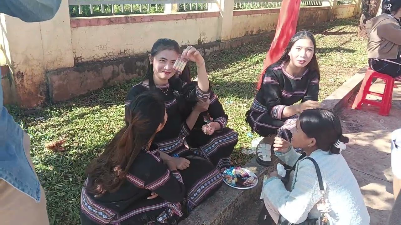 Ngay hôi đai đoan kêt toan dân tộc o thôn bong lar công chiêng 