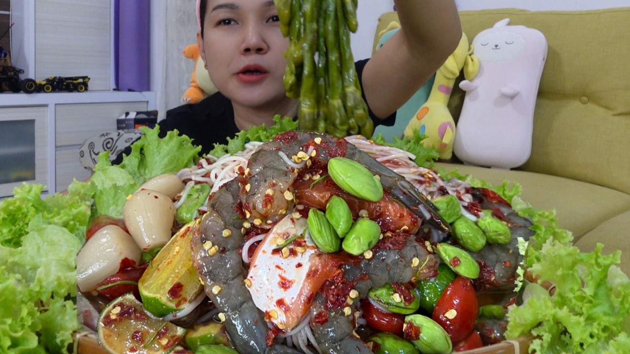 ดอกผักพายกินกับตำซั่วขนมจีนแซลมอนกุ้งสด เกือบตุยเย่ผัก้านจองติดคอ