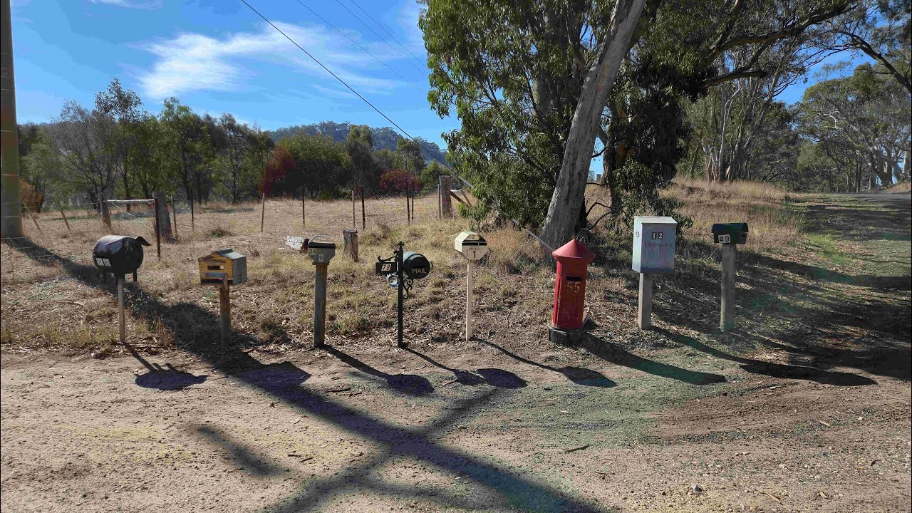 Castlemaine Walking Tour: Locomotives, Gardens & Rock Hikes