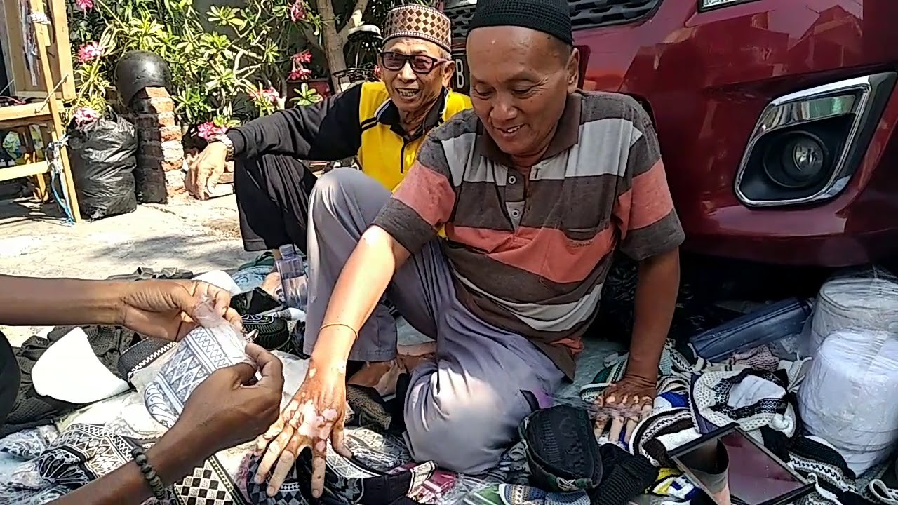 Penjual Peci Keliling di Pasar Jojoran Surabaya