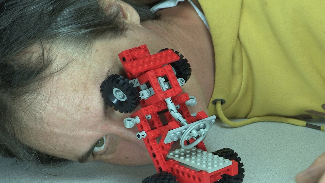 LEGO&reg; 8030-1 Review: Technic Universalkasten als rotes Auto aufgebaut vom Jahr 1982 - LY-00203