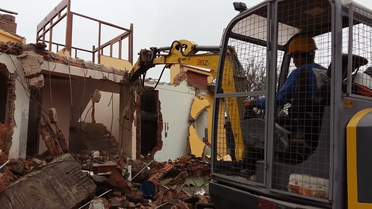 Demolición de Viviendas con Miniexcavadora | Maquinarias Iamaq S.A.C.
