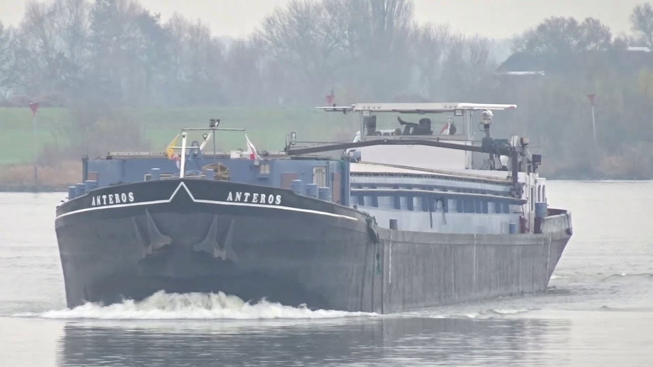 Motorschip ANTEROS houdt de gang erin. Afvarend in de Geldersche IJssel.