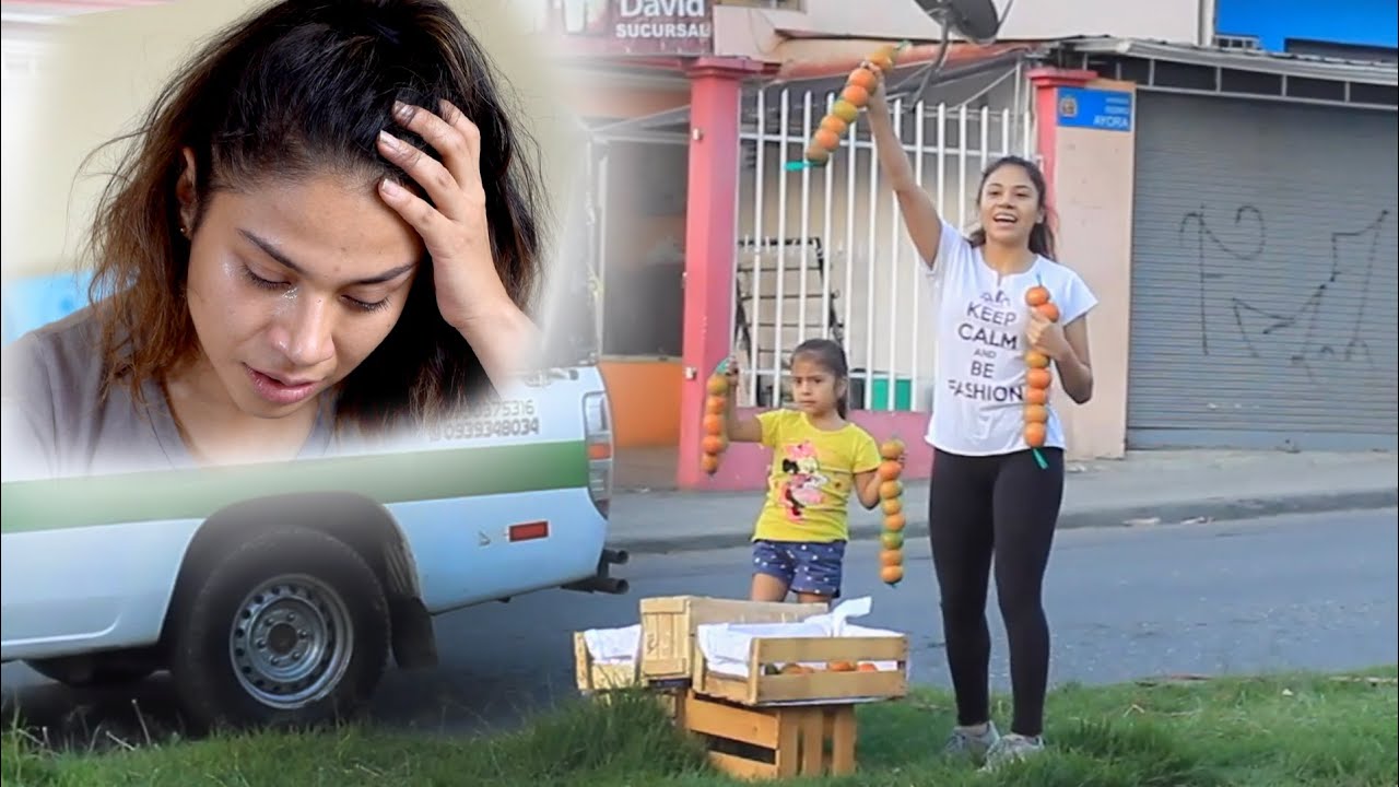 Vende mandarinas para salir adelante con su hija