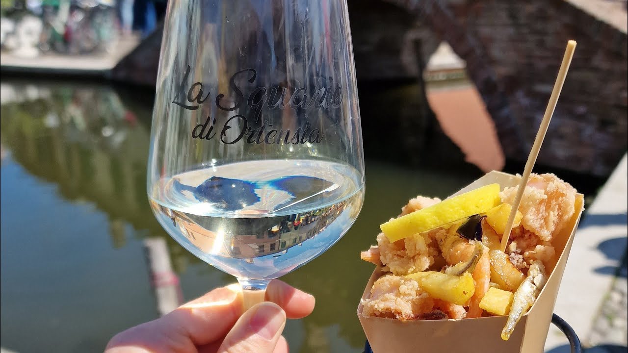 Aperitivo a Comacchio _ piccola Venezia _ antica città sul Delta del fiume Po