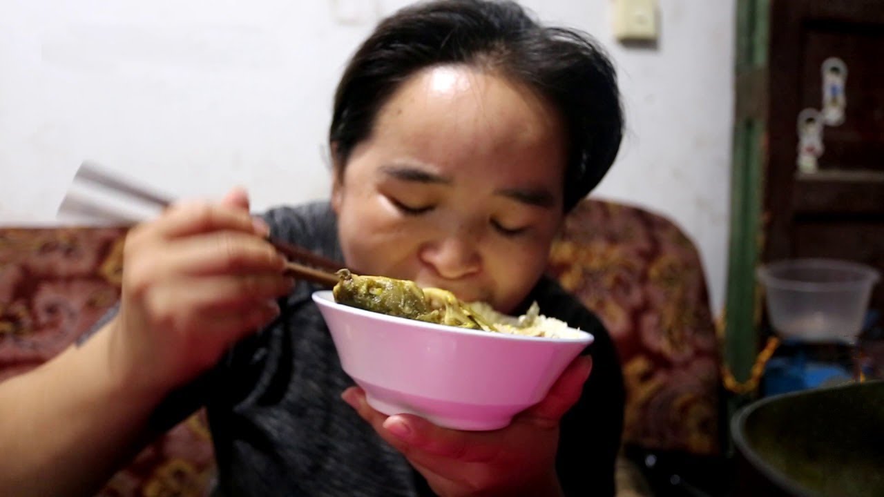 苗大姐做鱼汤，配上两块豆腐，嗦嗦吃起来舒服，西瓜两大块