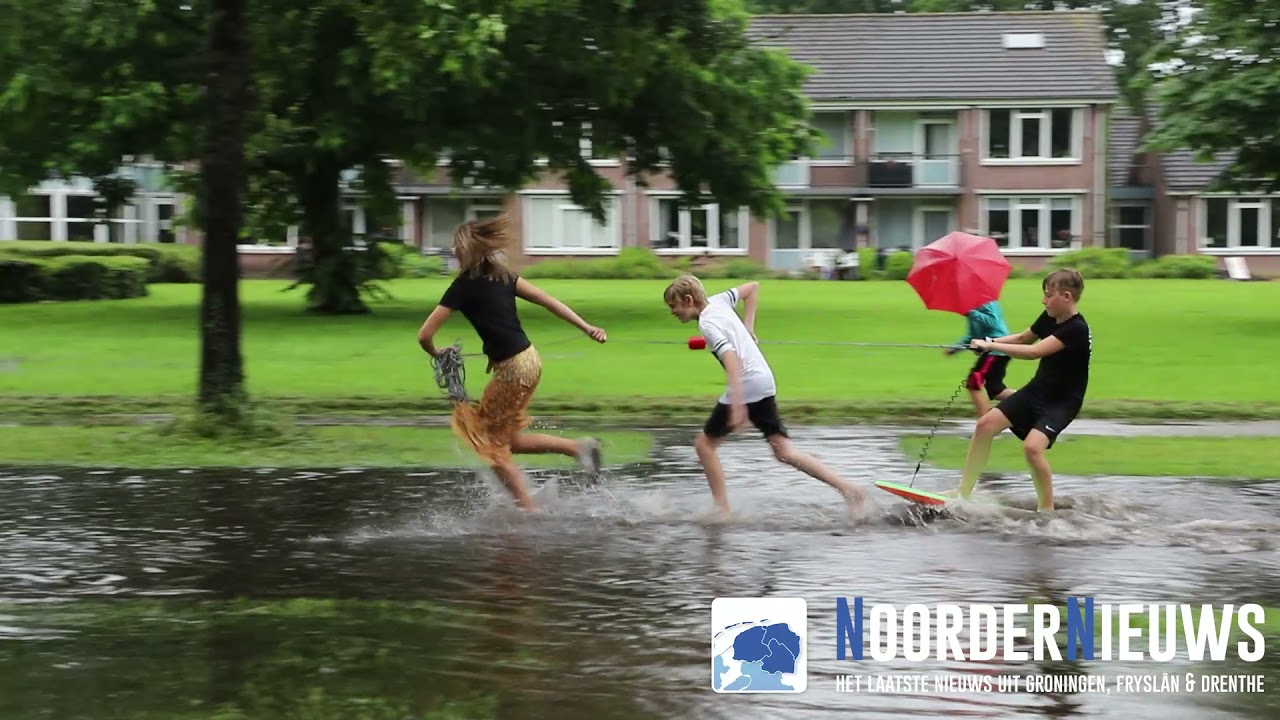 Straten onder water in De Wijk door hevige regenbuien