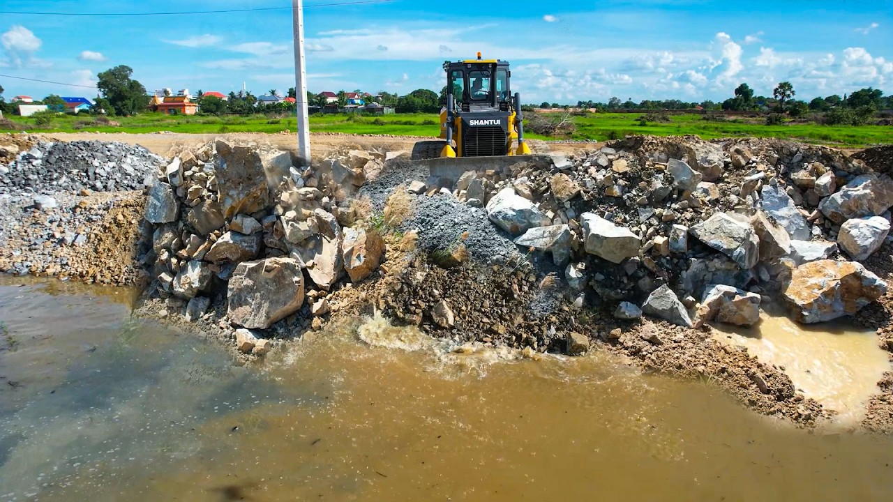 START Landfilling by dump truck wheel 10 soil , Bilding Dozer Shantui Using Pushing Stones