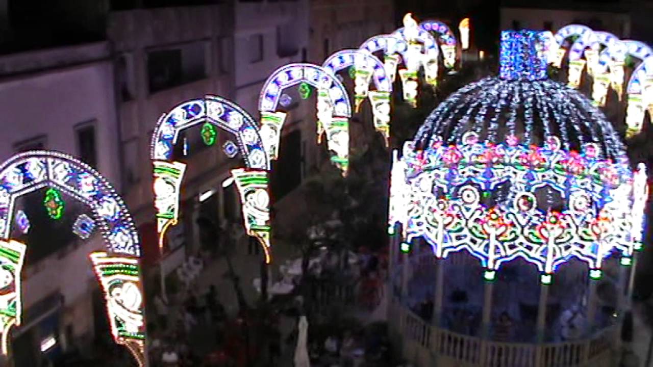 Neve in piazza Concordia per la Madonna della Neve a Neviano