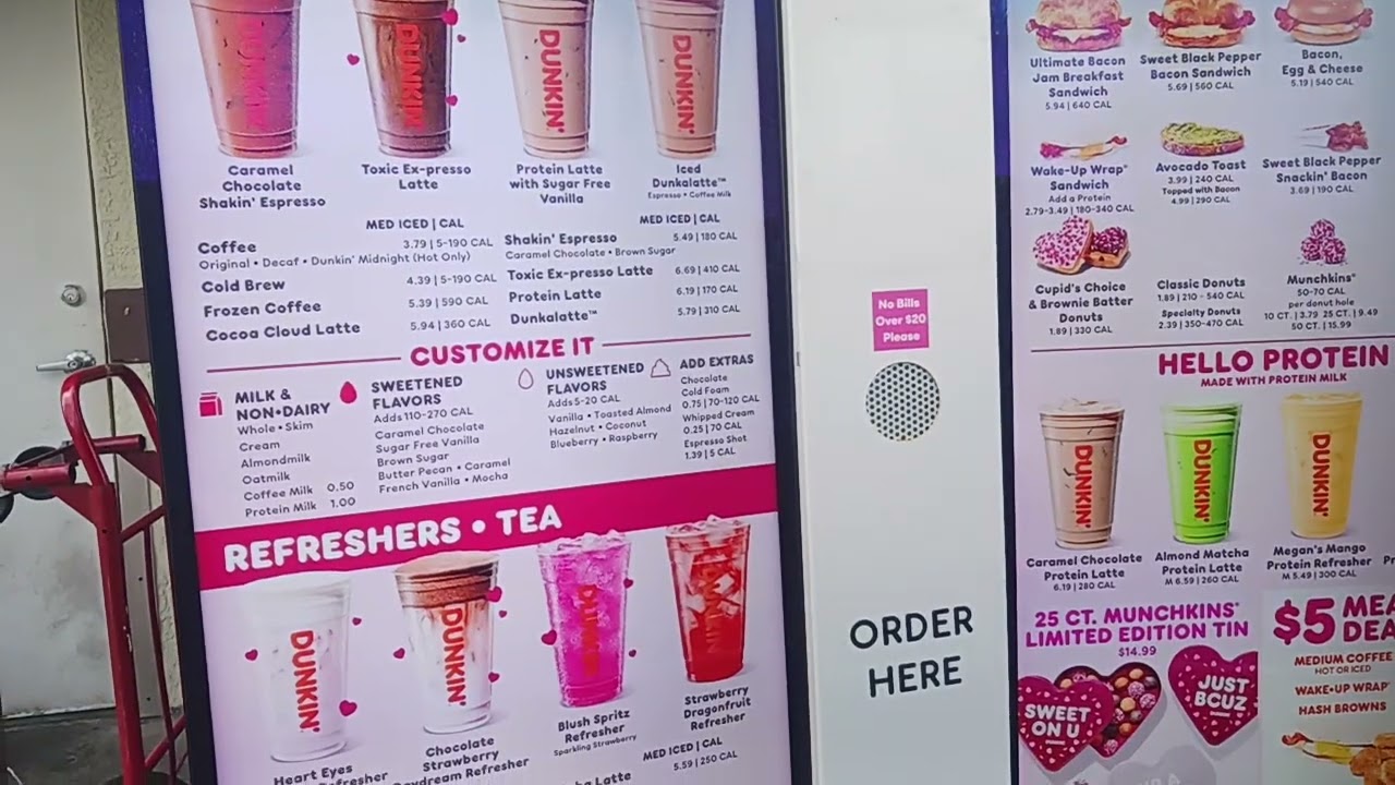 Лео делает заказ в окошке автокафе Dunkin Donuts - Окошко автокафе Dunkin Donuts рядом с Bayshore...