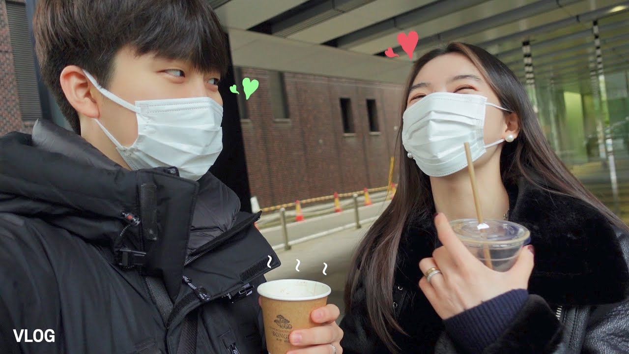 추운 겨울날 한손에 라떼 그리고 옆은 비글 와이프